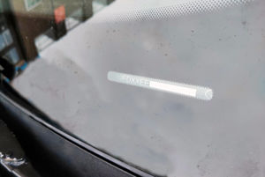 Почему водители стали скрывать VIN-номер под лобовым стеклом
