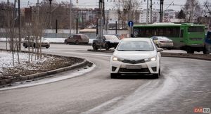 Осторожно, гололёд! Сотрудники ГИБДД напомнили, как вести себя на скользкой дороге