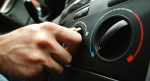 Неприятный аромат при включении печки в машине — причины и способы устранения