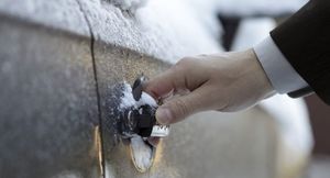 Чем смазать резинки дверей автомобиля, чтобы не примерзали?