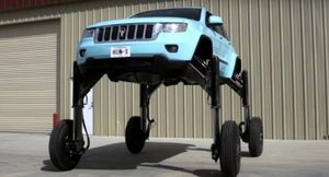 Трансформер Hum Rider — Jeep Cherokee на трёхметровых паучьих лапах с колесами