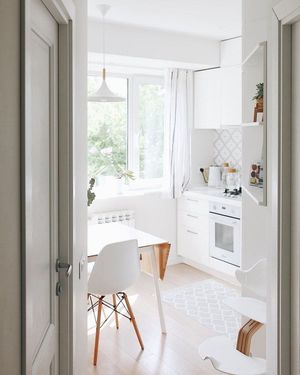 Дизайнер преобразил маленькую кухню и увеличил пространство за счет белого цвета