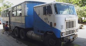 Почему на Кубе такие странные автобусы: они сделаны из грузовиков и называются "верблюды"