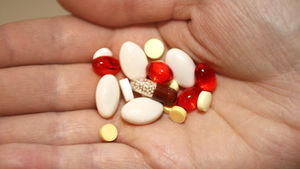 Попил витаминок – заработал онкологию: Какие таблетки и лечат, и калечат