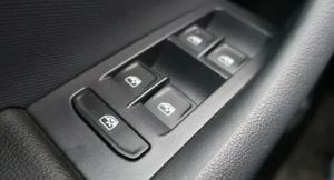 Зачем нужна кнопка с крестиком в двери машины