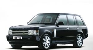 37 старых Land Rover и два контейнера запчастей продают за полмиллиона долларов