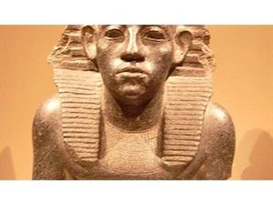 Странные детали статуй фараонов