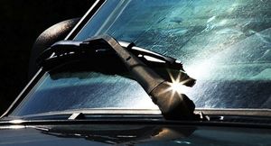 Как правильно чистить ветровое стекло автомобиля?