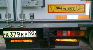 Наклейка-такса с надписью "Long vehicle" — что она значит?