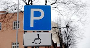 Опубликован список марок дорогих авто, которые чаще всего занимают места для инвалидов