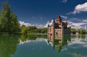 Шато-Эркен: как в России появился замок посреди озера