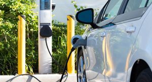 Электрокары уступают в надежности бензиновым и дизельным машинам в 2022 году