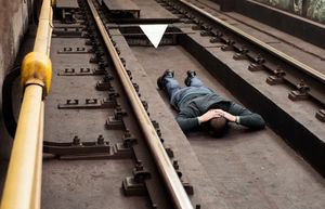 Что делать при падении на рельсы в метро — инструкция, которая поможет спастись