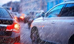 Как безопасно передвигаться при штормовом ветре и непогоде: советы автомобилистам