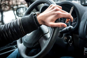 За рулем курить - не только здоровью вредить. Чем опасна сигарета в движении?