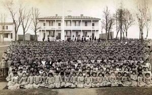 Почему в XIX веке забирали детей у американских индейцев и как им жилось в «школах ужаса»