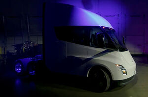 Tesla поставила заказчику первые электрогрузовики Semi Truck