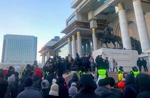 Протесты в Монголии: демонстранты требуют «назвать воров», но режима ЧП не будет