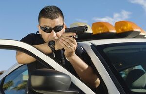 Зачем полицейские США постоянно прячутся за дверь авто, если она не защищает от пуль