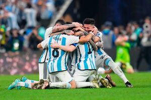 Аргентина стала трехкратным чемпионом мира по футболу, переиграв Францию в серии пенальти