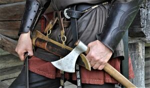 Почему суровые викинги предпочитали сражаться топорами, а не мечами