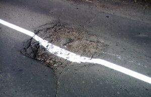 Лишат ли водителя прав, если он решит объехать яму на дороге через сплошную