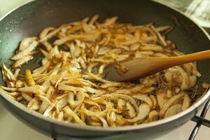 Как пожарить лук на сковороде до золотистой корочки: простой трюк опытных хозяек