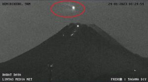 На камеру попал странный огненный шар, медленно пролетевший над вулканом в Индонезии