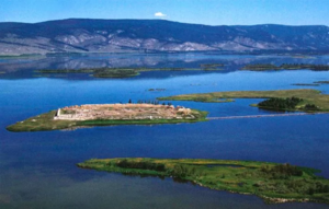 Кто построил крепость Пор-Бажын посреди озера в Тыве?