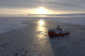 Видео: как ледостойкое судно «Северный полюс» бороздит просторы Арктики