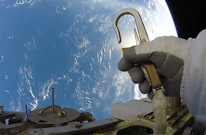 Видео: Как выглядят ремонтные работы в космосе
