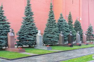 Кто похоронен в стенах Кремля и почему прах не переносят на обычные кладбища?