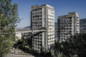 Зачем в столице Грузии делали воздушные мосты сквозь советские панельные многоэтажки