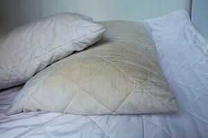 Как избавиться от желтых пятен на подушках: 4 эффективных способа