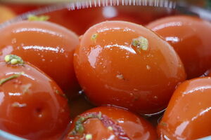 Такие помидоры вы еще не пробовали: соленые в томатном соке с чесночком