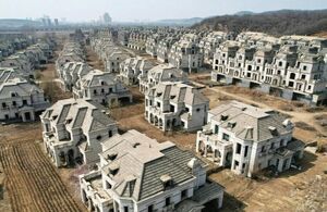 Как выглядит заброшенная китайская Рублевка, в которой сотни особняков