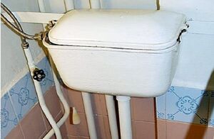 Зачем в советских туалетах так высоко устанавливали чугунный бачок с водой