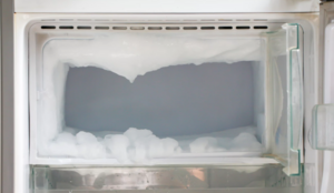 "Как справиться с обледенением морозилки в холодильнике?": Делюсь проверенными хитростями, которые всегда приходят мне на выручку