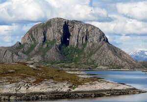 Торгхаттен - гора с дырой в Норвегии
