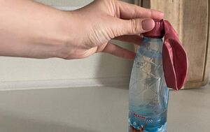 Зачем надевать воздушный шарик на бутылку с водой: 8 хитростей для дома с вау-эффектом