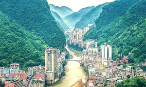 Яньцзинь: как китайцам удалось построить город на дне глубокого и узкого ущелья