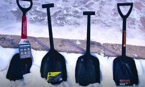Как правильно выбрать автомобильную лопату для уборки снега зимой