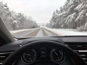 Главные ошибки водителей при движении на трассе зимой