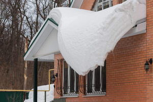Чистка снега с крыши: почему это надо делать обязательно и какие инструменты лучше использовать?