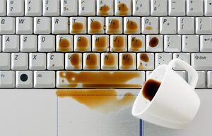 Что делать, если на ноутбук попал кофе или другая жидкость: Первая техническая помощь