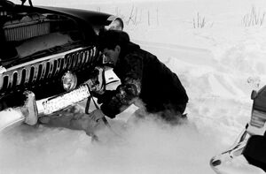 Как советские водители зимой заводили машины с помощью паяльной лампы и кипятка
