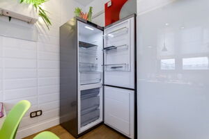 Как расположить холодильник на кухне?