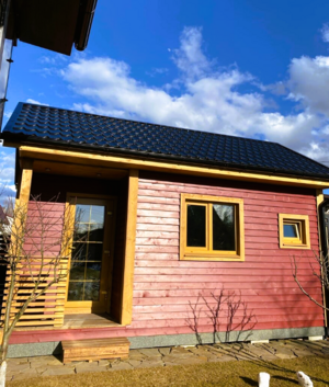 Супруги построили маленький домик в России, где можно жить круглый год. Здесь мило и уютно
