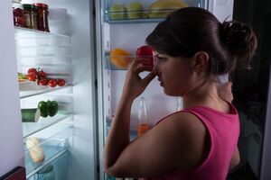 Как удалить запахи в холодильнике?