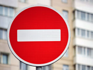 Чем отличаются знаки «Въезд запрещен» на дороге и на АЗС
